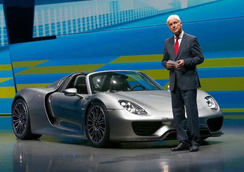 © Reuters. Porsche CEO, Matthias Mueller presents the new Porsche 918 Spyder hybrid car at the Volkswagen group night at the Frankfurt motor show