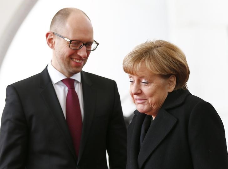 © Reuters. Premiê ucraniano, Arseny Yatseniuk, é recebido pela chanceler alemã, Angela Merkel, em Berlim