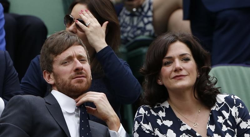 © Reuters. Bradley Wiggins and his wife Catherine sit on Centre Court at the Wimbledon Tennis Championships, in London