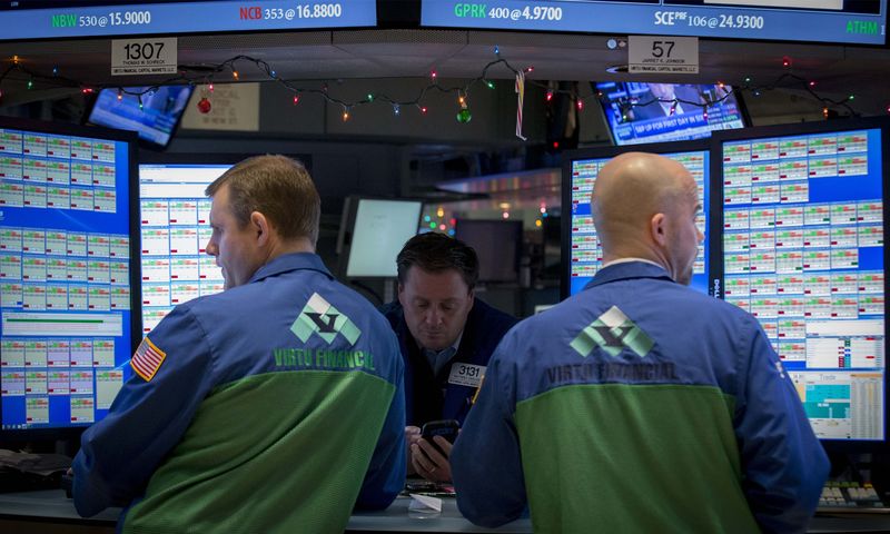 © Reuters. Traders work on the floor of the New York Stock Exchange