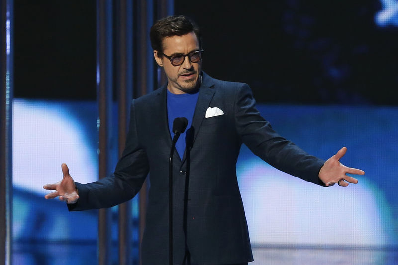 © Reuters. Robert Downey Jr. recebe prêmio People's Choice, em Los Angeles