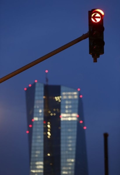 © Reuters. Sede do Banco Central Europeu em prédio ao fundo de semáforo, em foto de 22 de novembro de 2014.