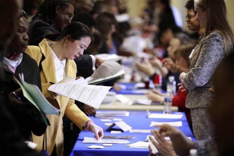 © Reuters. Jobseekers hold their resumes while they wait to speak with potential employers during the Dr. Martin Luther King Jr. career fair held by the New York State department of Labor in New York