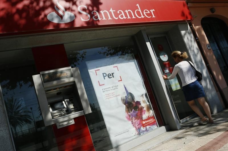 © Reuters. Santander ampliará capital en 7.500 mlns euros, reduce dividendo