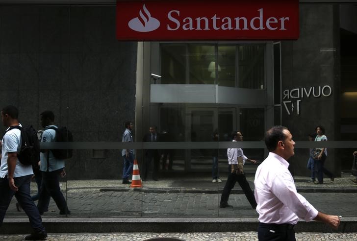 © Reuters. People walk past a Banco Santande (MADRID:SAN)r branch in downtown Rio de Janeiro