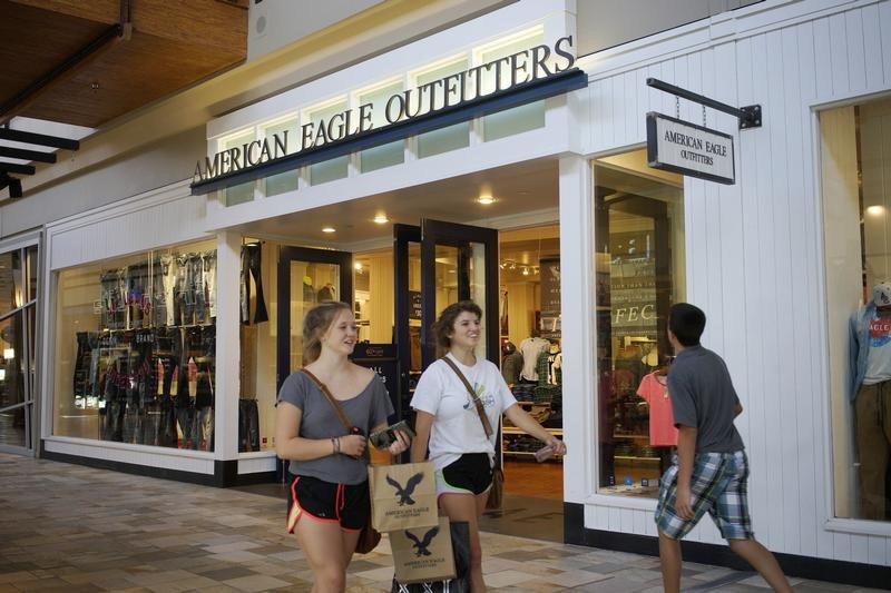© Reuters. Shoppers leave the American Eagle Outfitters store in Broomfield
