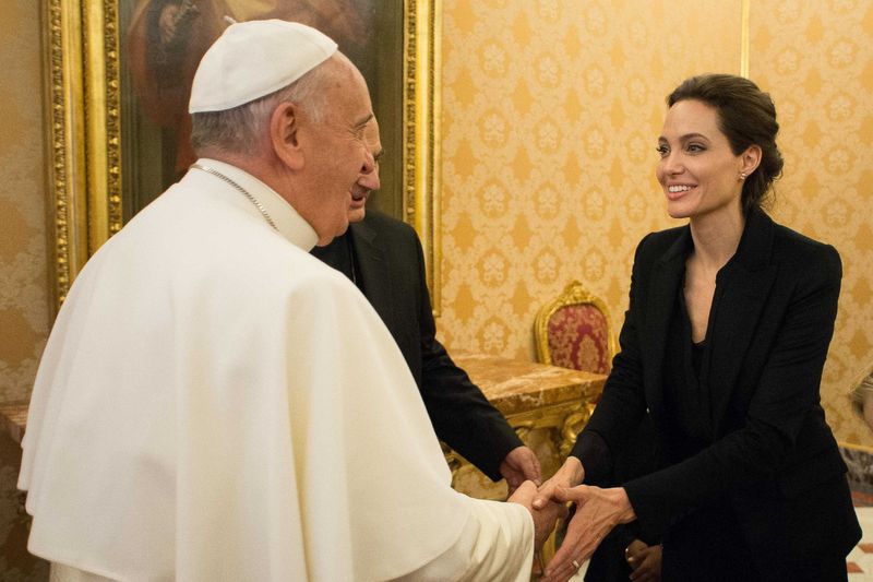 © Reuters. Jolie se reúne con el Papa en el Vaticano tras proyectar su nueva película