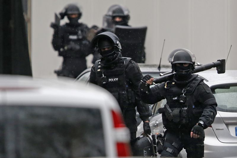 © Reuters. Policiais nas ruas de Montrouge, perto de Paris