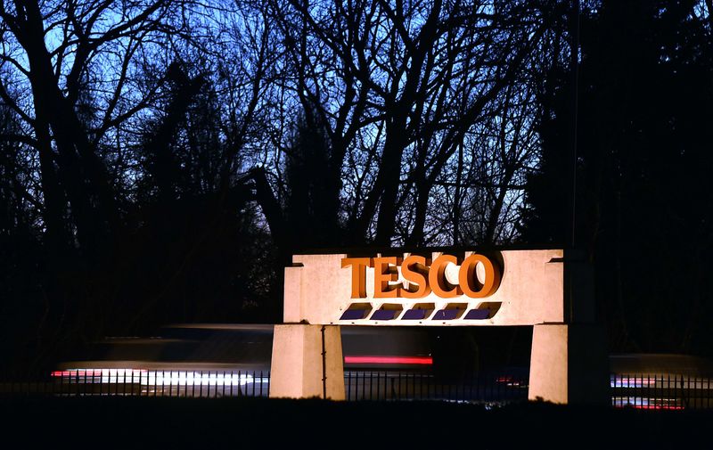 © Reuters. Cars pass a branch of Tesco supermarket at dusk in an 'art deco' style building at Perivale in west London