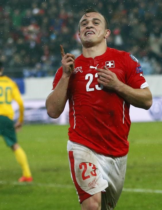 © Reuters. Xherdan Shaqiri, da Suíça, comemora gol marcado contra a Lituânia pelas eliminatórias da Eurocopa em St Gallen