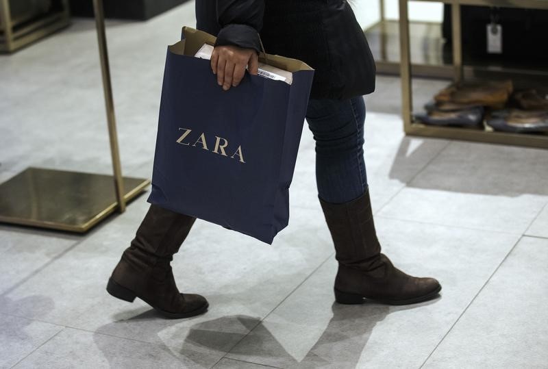 © Reuters. A woman holds a bag inside a Zara store in central Madrid