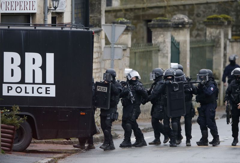 © Reuters. LA POLICE POURSUIT SA TRAQUE DES TUEURS DE CHARLIE HEBDO