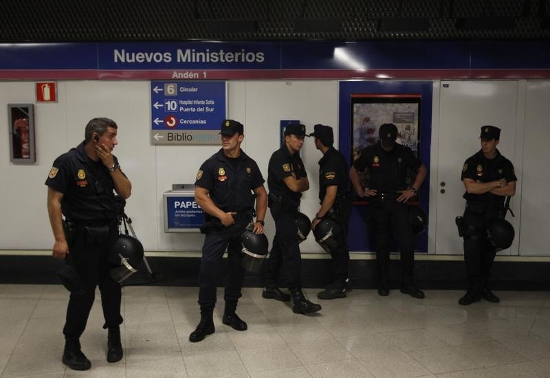 © Reuters. La Policía analiza una caja sospechosa en una estación de Madrid 