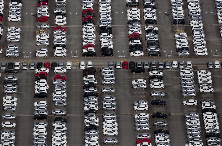 © Reuters. Vista aérea de pátio na fábrica da Volkswagen em São José dos Campos (SP).