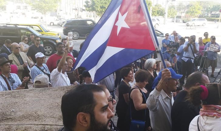 © Reuters. Manifestantes protestam em solidariedade a dissidentes cubanos em Miami