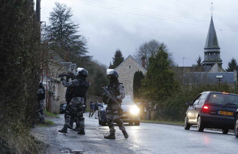 © Reuters. Forças policiais de intervenção procuram suspeitos de atentado na França