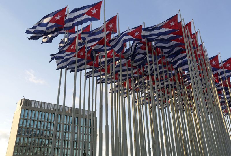 © Reuters. Bandeiras cubanas perto de sede da representação dos interesses dos Estados Unidos em Havana