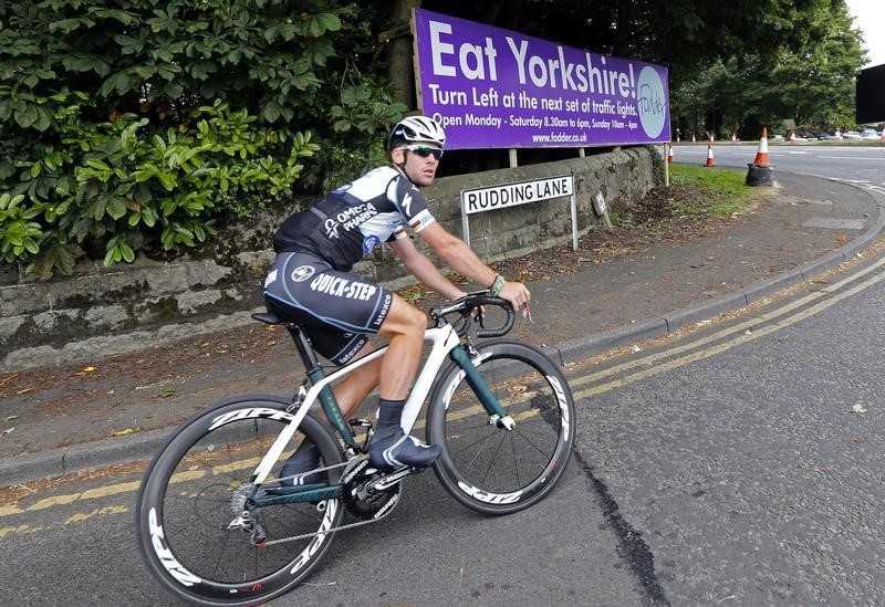 © Reuters. Omega Pharma-Quick Step team rider Cavendish of Britain cycles during a training session for the Tour de France cycling race near Leeds