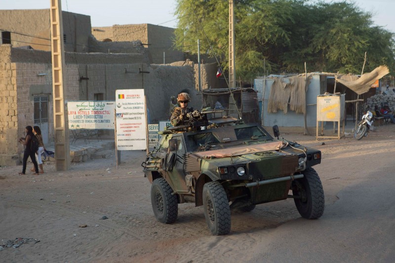 © Reuters. Soldados franceses da Operação Barkhane patrulham Timbuktu