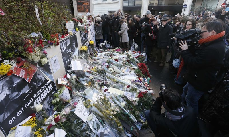 © Reuters. Flores são colocadas em frente à sede do jornal semanal Charlie Hebdo em Paris