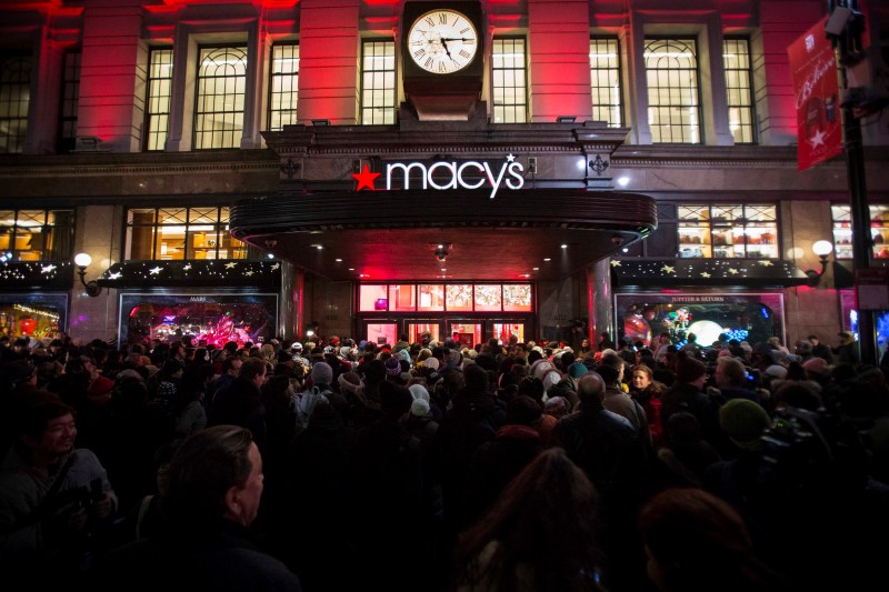 © Reuters. Shoppers wait to enter Macy's to kick off Black Friday sales in New York