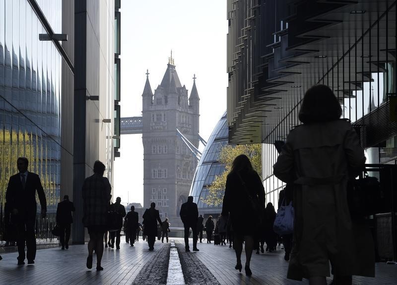 © Reuters. City workers head to work during the morning rush hour in London