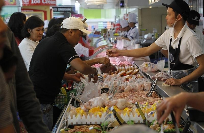 © Reuters. Customers buy produce at a grocery store inside a mall in Manila's Makati financial district