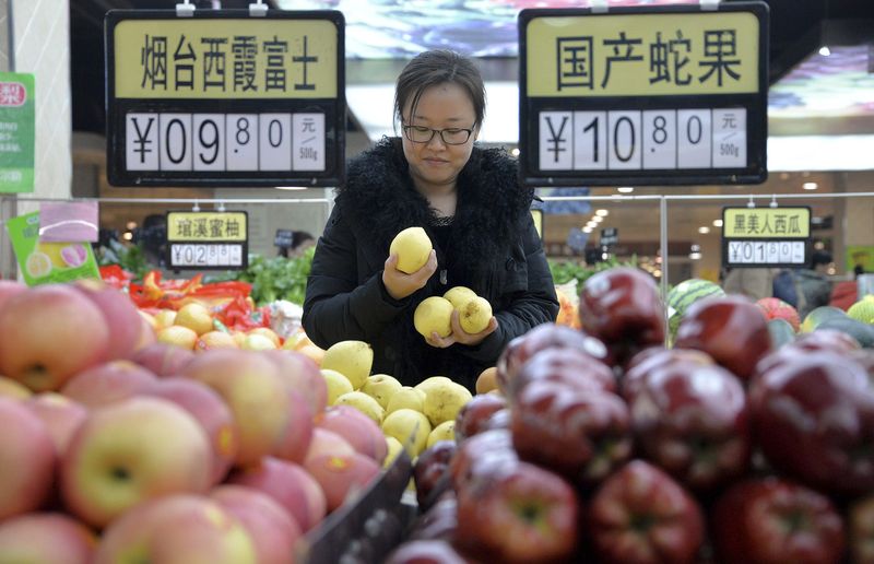 © Reuters. التضخم السنوي في الصين يتراوح حول ادنى مستوى في 5 سنوات عند 1.5 بالمئة