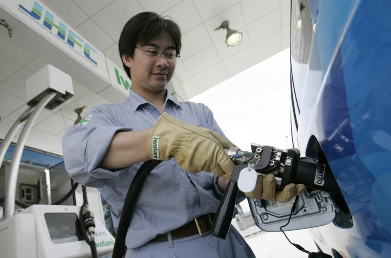 © Reuters. اماري: هبوط اسعار النفط ايجابي للاقتصاد الياباني