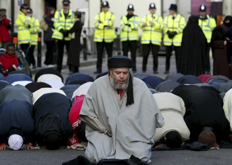 © Reuters. File photograph shows Muslim cleric Abu Hamza al-Masri leading prayers outside the North London Central Mosque, in north London
