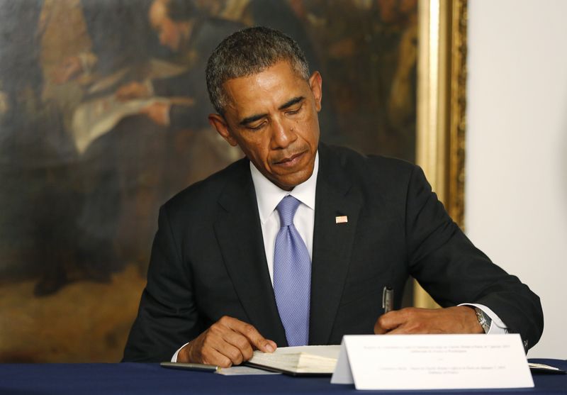 © Reuters. BARACK OBAMA AFFICHE SA SOLIDARITÉ AVEC LA FRANCE