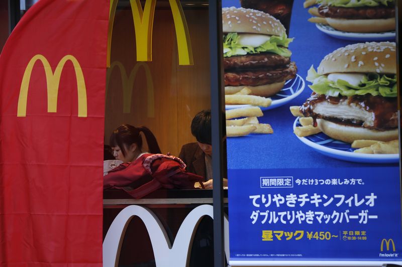 © Reuters. Visitors are seen inside a McDonald's store in Tokyo