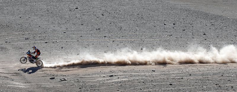 © Reuters. Coma gana en motos y se acerca al líder en el Dakar