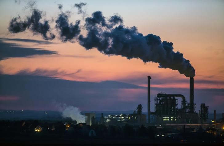 © Reuters. LÉGÈRE BAISSE DE LA PRODUCTION INDUSTRIELLE ALLEMANDE