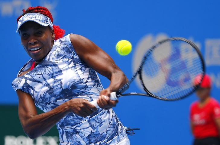 © Reuters. Venus Williams of the U.S. returns the ball during her women's singles match against Heather Watson of Britain at the China Open tennis tournament in Beijing