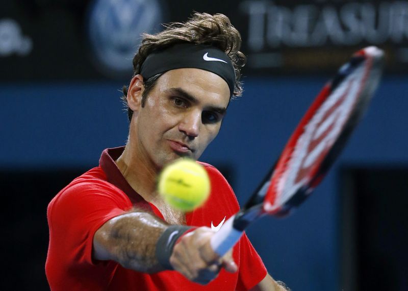 © Reuters. Roger Federer of Switzerland plays a backhand return to James Duckworth of Australia in their men's singles quarter-final match at the Brisbane International tennis tournament in Brisbane