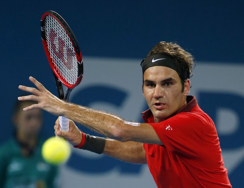 © Reuters. Federer of Switzerland lines up a forehand return to Millman of Australia during their men's singles match at the Brisbane International tennis tournament