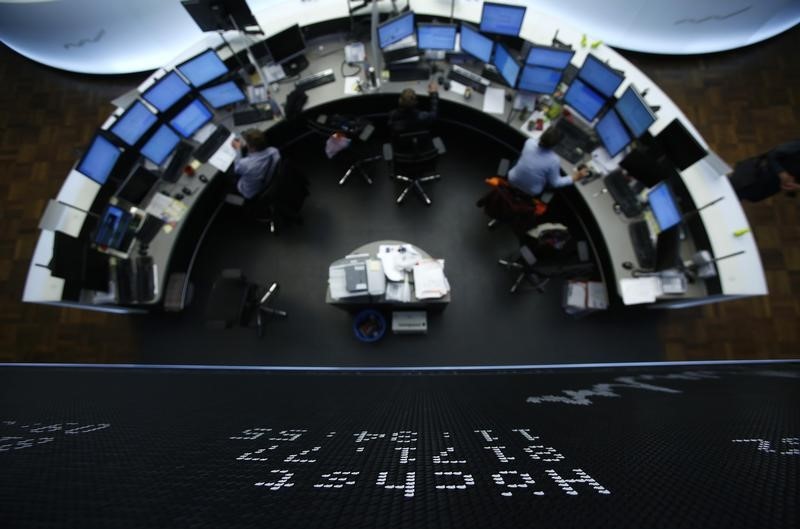 © Reuters. LES BOURSES EUROPÉENNES DANS LE ROUGE À LA MI-SÉANCE