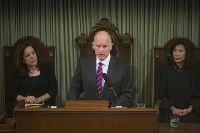 © Reuters. California Governor Brown gives his inaugural address with First Lady of California Anne Gust and California Supreme Court Chief Justice Cantil-Sakauye at his historic fourth inauguration at the State Capitol in Sacramento