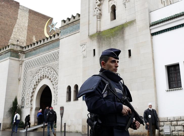 © Reuters. Policial em mesquita em Paris