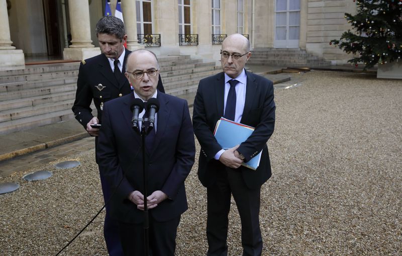 © Reuters. Ministro do Interior francês, Bernard Cazeneuve, em entrevista em Paris