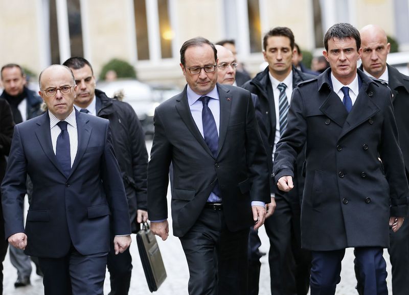 © Reuters. Pesidente francês, François Hollande, deixa Ministério do Interior com premiê Manuel Valls e ministro do Interior, Bernard Cazeneuve, após reunião de crise em Paris