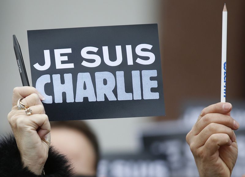 © Reuters. Empregados do Conselho Europeu fazem protesto em homenagem às vítimas do Charlie Hebdo