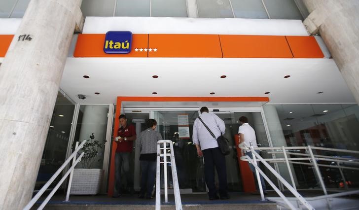 © Reuters. Pessoas em frente à agência do Itaú no Rio de Janeiro.