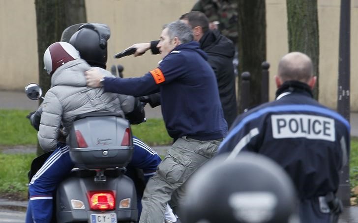 © Reuters. Polícia francesa detém pessoas em moto perto de supermercado kosher em Paris onde homem armado faz reféns