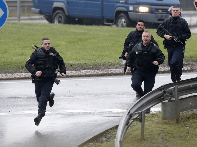 © Reuters. Membros das forças de segurança da França na cidade de Dammartin-en-Goele