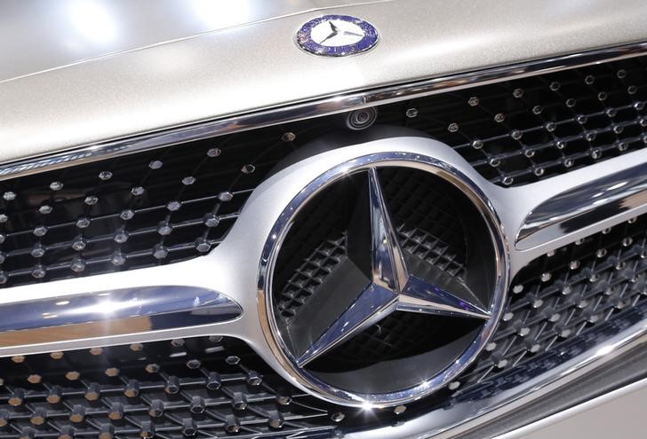 © Reuters. Logotipo da Mercedes-Benz em carro da montadora.