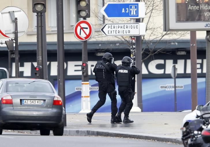 © Reuters. Polícia cerca supermercado em Paris 