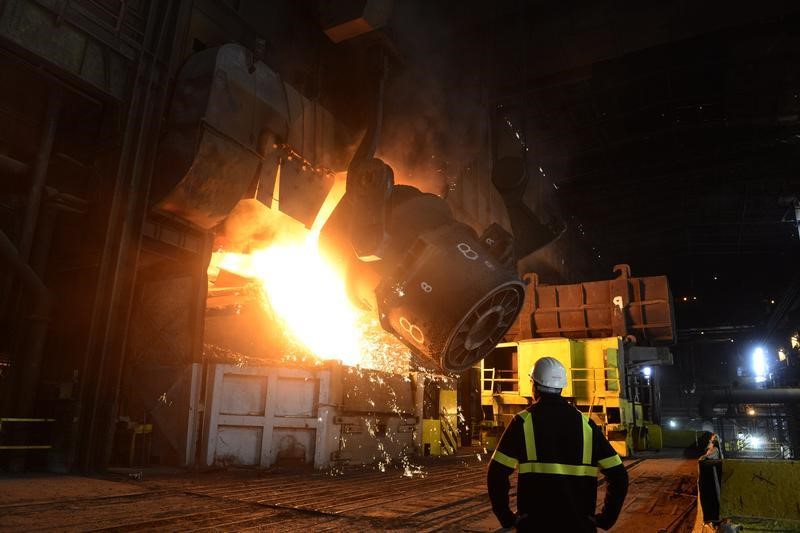 © Reuters. A ladle of iron is poured into a basic oxygen steel making vessel at the SSI steel plant at Redcar