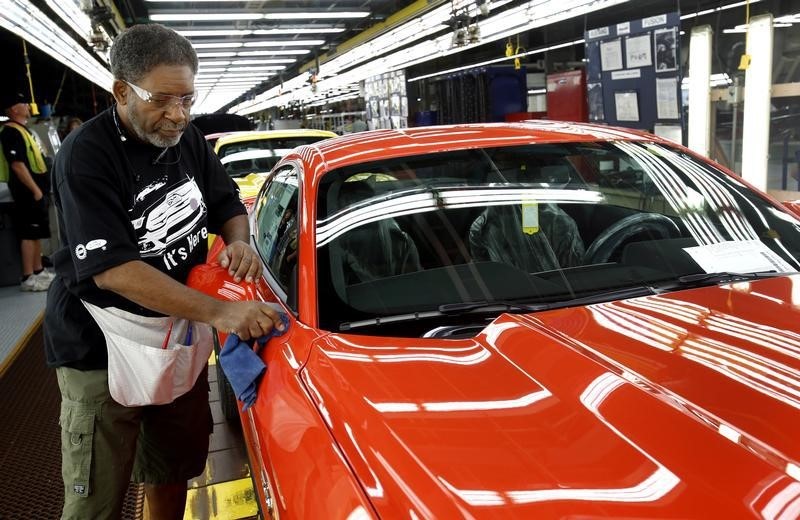 © Reuters. Flat Rock, Michigan, Stati Uniti: un operaio al lavoro nella locale fabbrica Ford